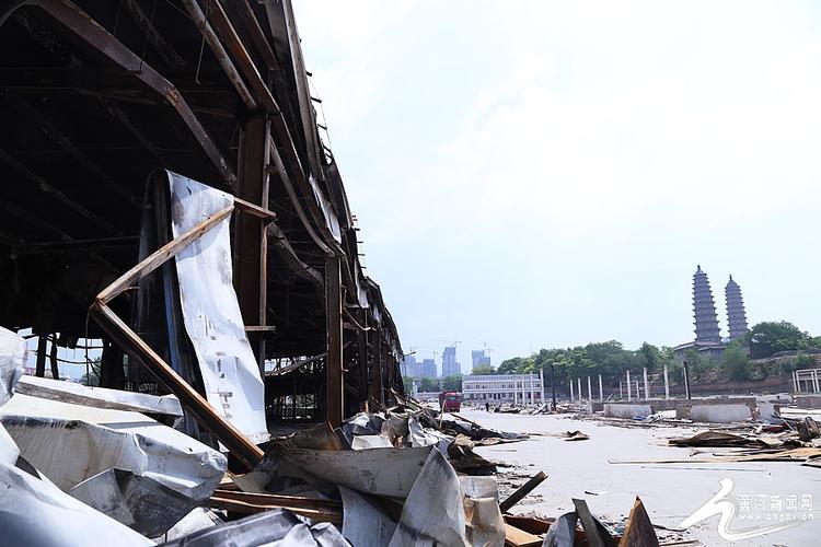 5月15日,太原双塔景区规划范围内的一处建筑物正在拆迁.